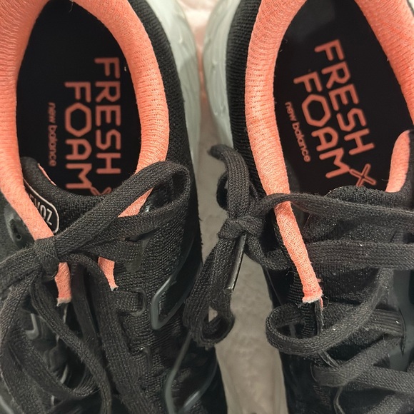 New Balance Women size 8 Black/pink Memory Foam Tennis Shoes. - Picture 4 of 14